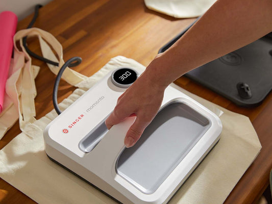 220453104-momento-square-press-being-used-on-a-bag