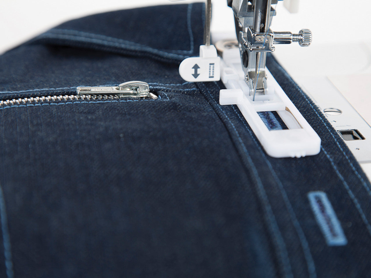 C240-featherweight-buttonhole-singer-sewing-machines