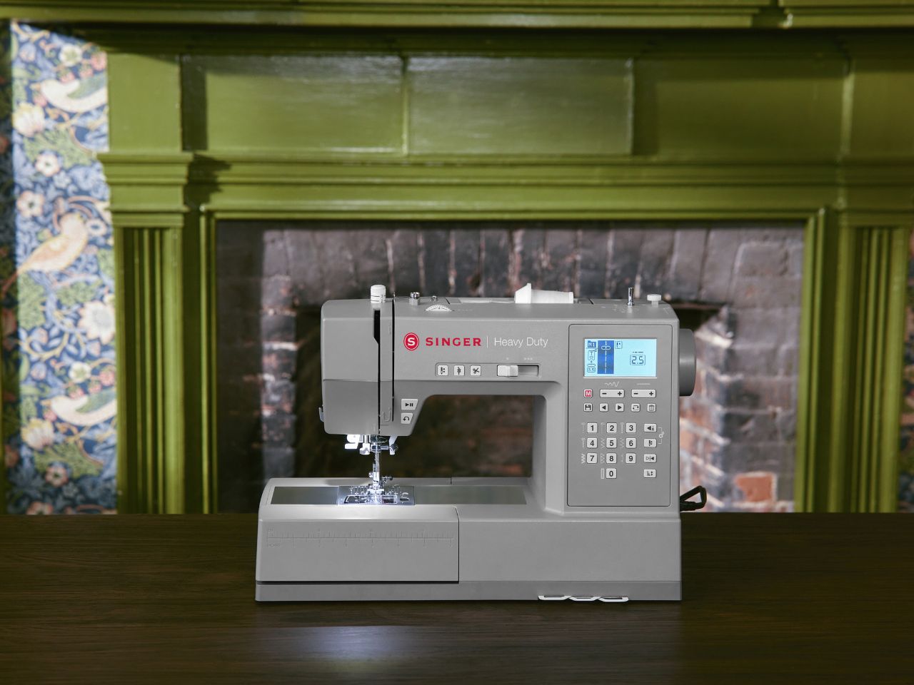 HD6805C-machine-singer-on-table-image