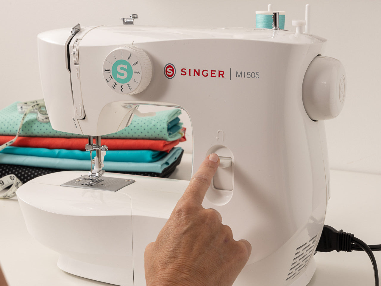 singer-sewing-machine-reverse-stitch-demonstration