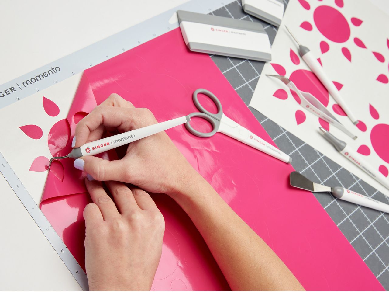 singer-momento-tool-set-in-use