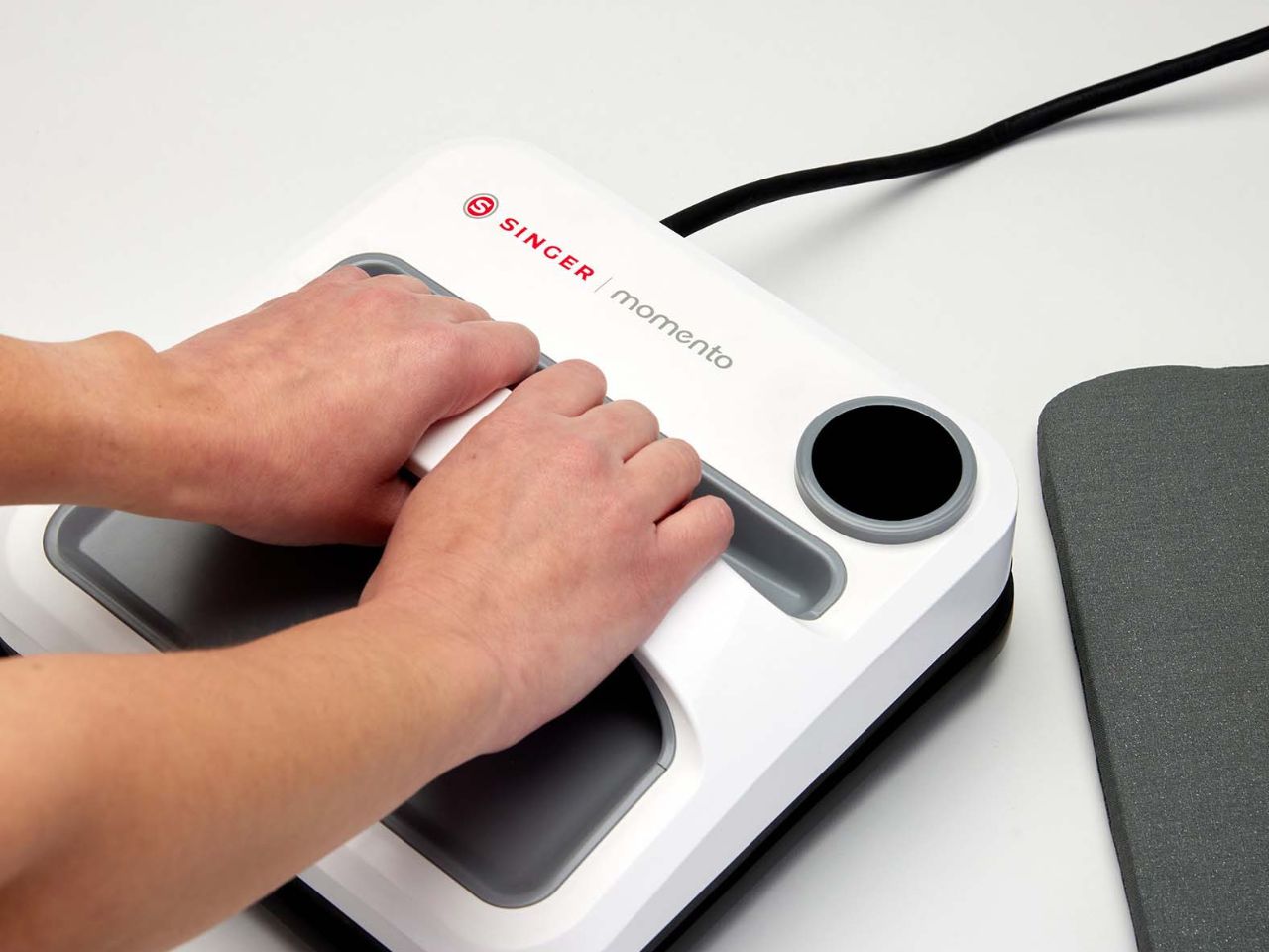 220453104-momento-square-press-in-use