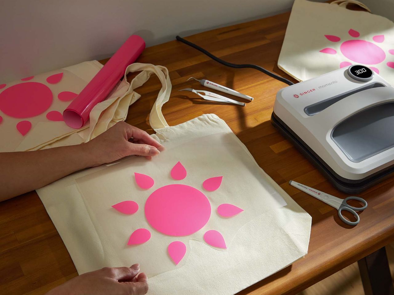 220453104-momento-square-press-showing-how-to-vinyl-press-a-pink-star-onto-a-bag