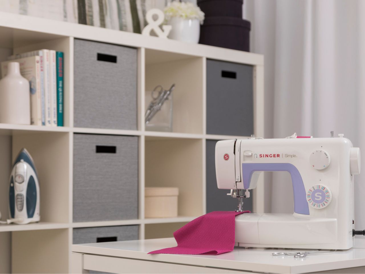 singer-3232-simple-sewing-machine-lifestyle-image