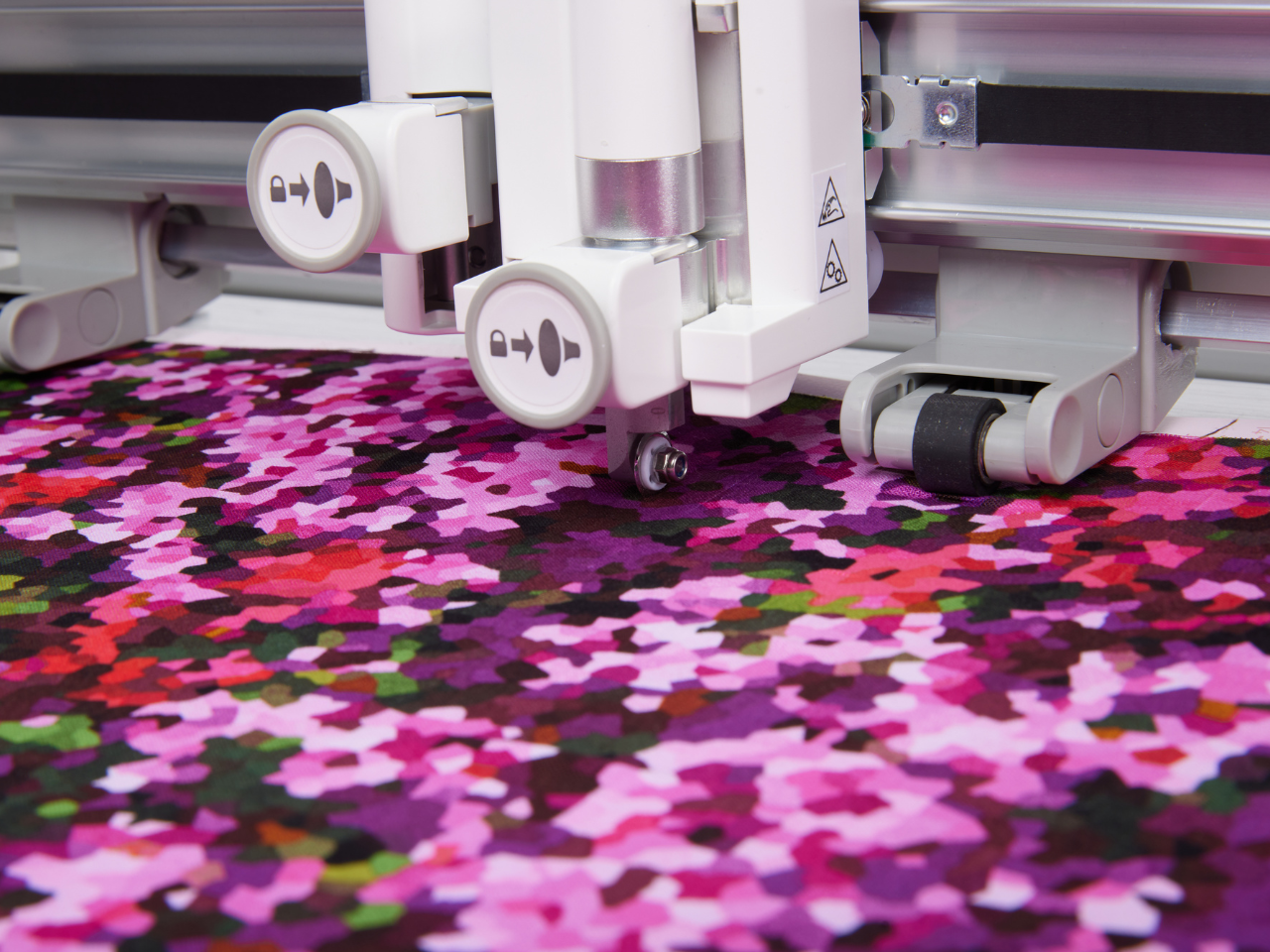 singer-momento-24-inch-cutting-a-piece-of-fabric